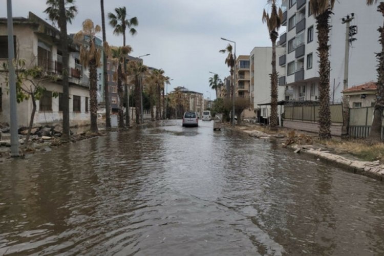 Hatay'da deniz y&uuml;kseldi: R&ouml;garlardan taşan su sokaklara doldu