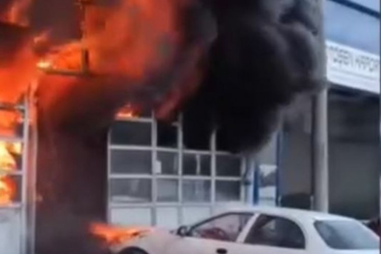 Bursa'da metal sanayide yangın! İşyerlerine ve ara&ccedil;lara sı&ccedil;radı