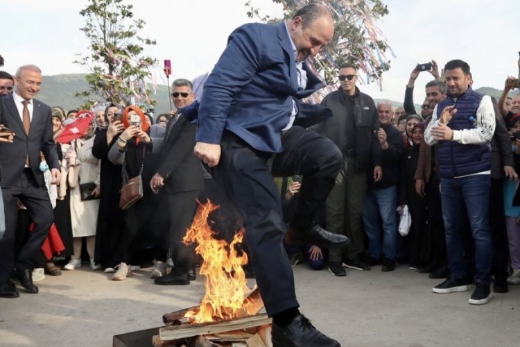 Mustafa Varank, Bursa'da Hıdırellez ateşinden atladı