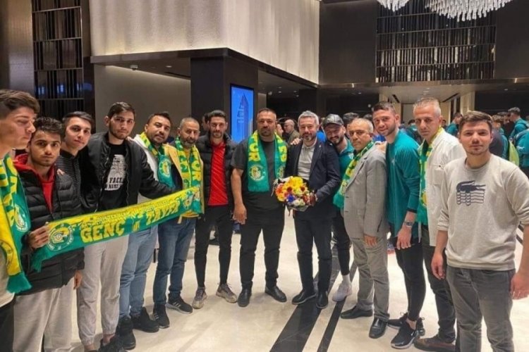 Şanlıurfaspor taraftarları Bursaspor'u &ccedil;i&ccedil;eklerle karşıladı