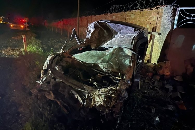 Elazığ'da takla atan ara&ccedil; kullanılmaz hale geldi