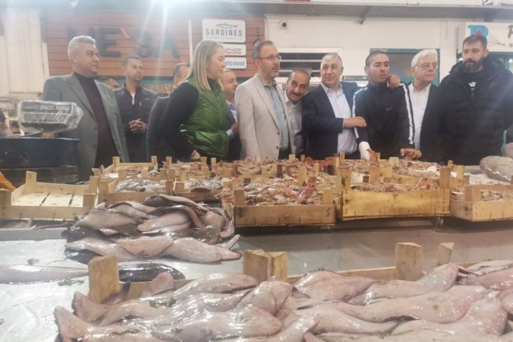 Bakan Kasapoğlu balık&ccedil;ı esnafıyla bir araya geldi