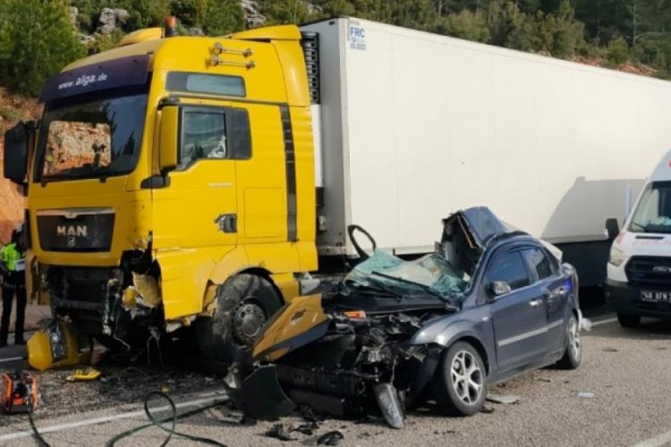 Muğla'da TIR'la &ccedil;arpışan otomobil parampar&ccedil;a oldu!