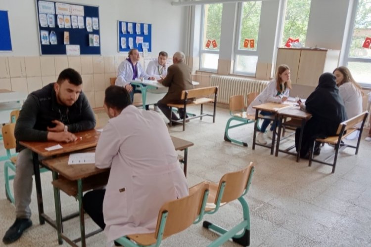 BU&Uuml;' de sıraları poliklinik masası, sınıfları koğuşa d&ouml;n&uuml;şt&uuml;rd&uuml;ler