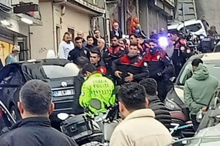Polisten ka&ccedil;an otomobil yayalara &ccedil;arptı!