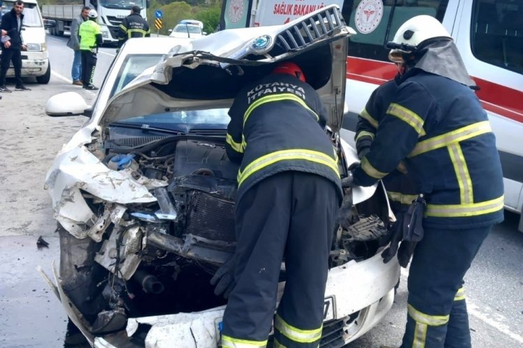 K&uuml;tahya iki otomobil &ccedil;arpıştı: &Ccedil;ok sayıda yaralı var
