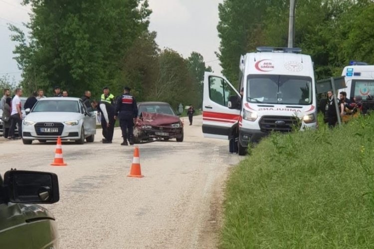 Bursa iki otomobil &ccedil;arpıştı: &Ccedil;ok sayıda yaralı var