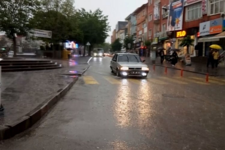Aksaray'da şiddetli yağmur hayatı fel&ccedil; etti