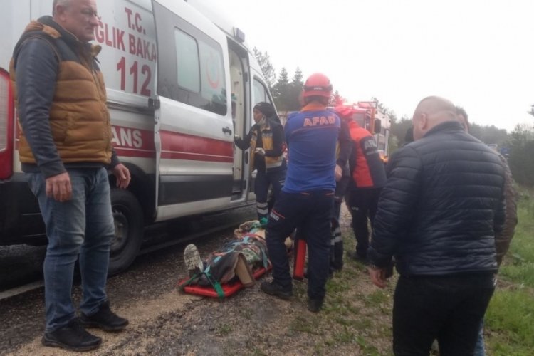 Karab&uuml;k'te otomobil şarampole yuvarlandı: 1 &ouml;l&uuml;, 4 yaralı