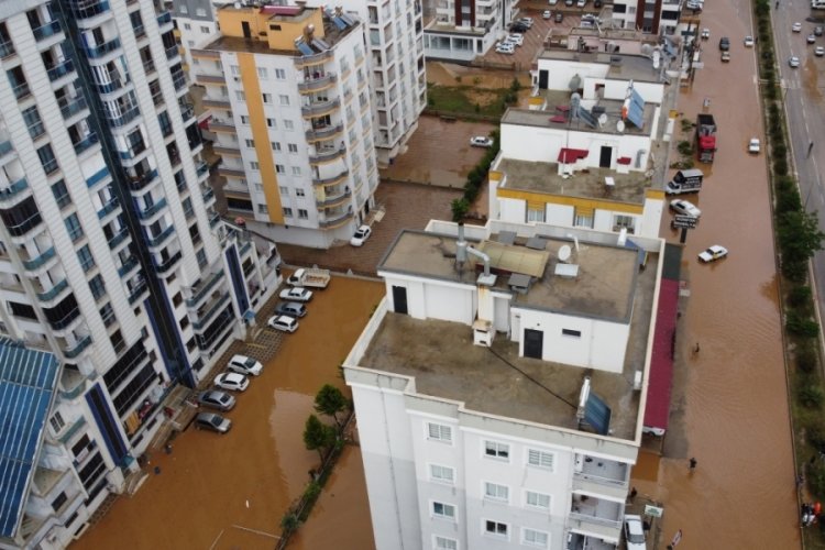 Adana'da şiddetli yağış hayatı fel&ccedil; etti