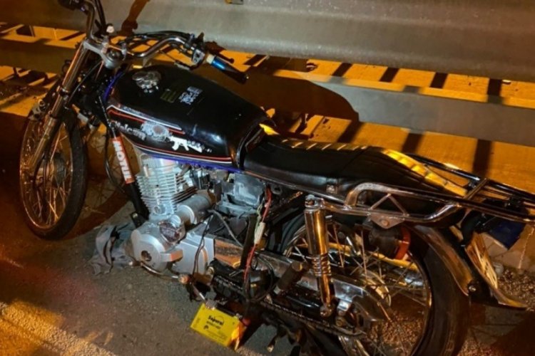 Adana'da 15 yaşındaki motosiklet s&uuml;r&uuml;c&uuml;s&uuml; tırla &ccedil;arpıştığı kazada &ouml;ld&uuml;