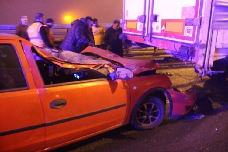 Bolu'da otomobil, otoyolda makaslayan tıra ok gibi saplandı