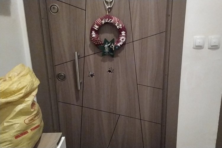 Apartmana girip evin kapısını kurşunladılar