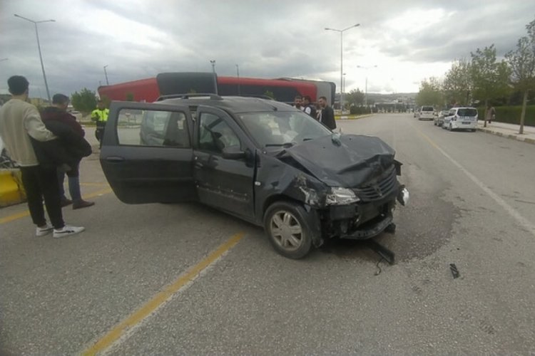 &Ccedil;orum'da iki otomobil &ccedil;arpıştı: 1 yaralı