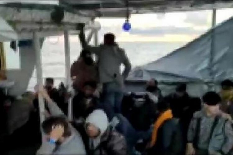 İstanbul'da ka&ccedil;ak g&ouml;&ccedil;men operasyonu: Batmak &uuml;zereyken kurtarıldılar