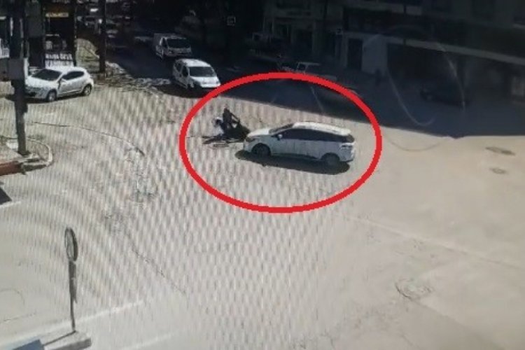 Bursa'da motosikletli s&uuml;r&uuml;c&uuml; otomobilin altında kalmaktan son anda kurtuldu