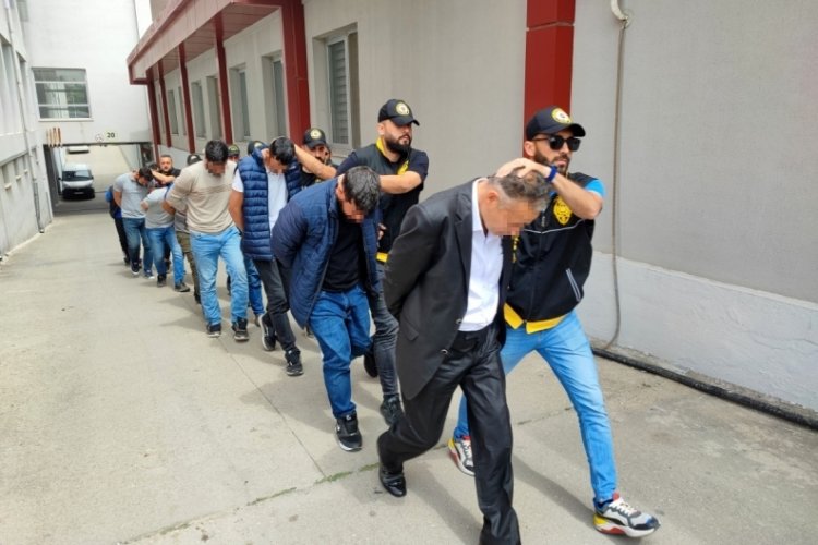 Adana merkezli 6 ilde otomobil şebekesine şafak baskını