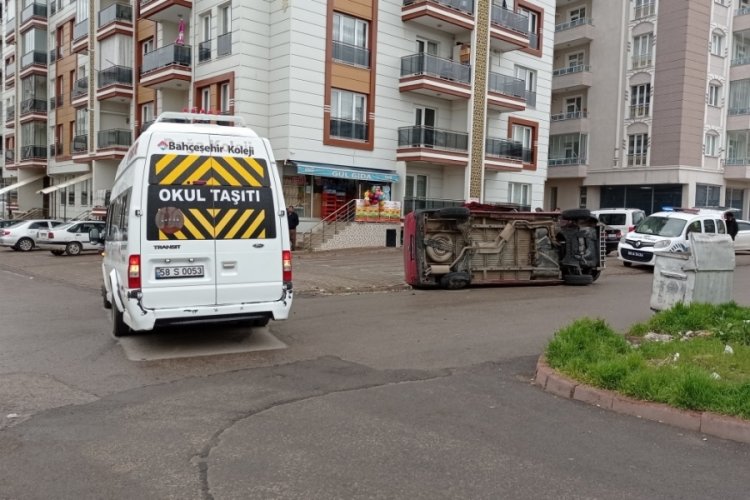 Sivas'ta servis aracı minib&uuml;se &ccedil;arptı: 5 kişi yaralandı
