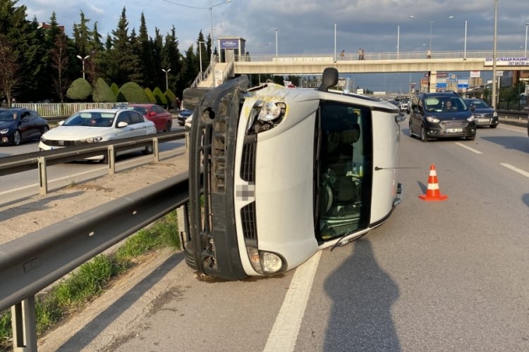 Kocaeli'de hafif ticari ara&ccedil; taksiye &ccedil;arpıp takla attı