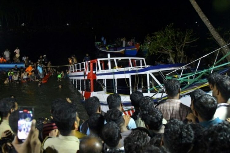 Hindistan'ın Kerala eyaletinde turistik tekne battı: 22 &ouml;l&uuml;