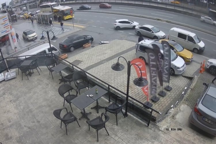 İstanbul'da motosikletliye &ccedil;arptı, durmadan yoluna devam etti