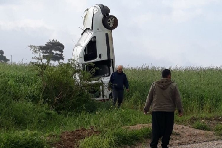 Kaza yapan ara&ccedil; dik halde durdu!