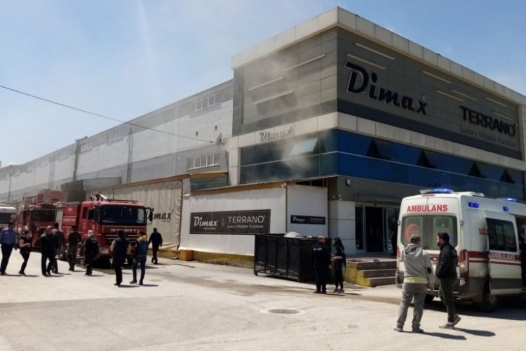 Bursa'da mobilya fabrikasında yangın! Ambulans sevk edildi