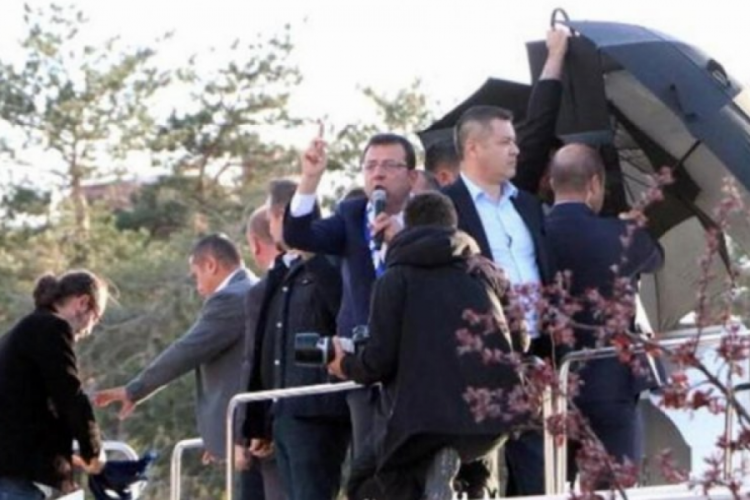 Se&ccedil;im mitinginde taşlı saldırıda 15 g&ouml;zaltı