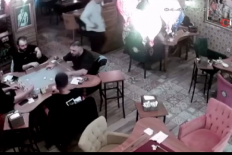 İstanbul'da baba hem oğlunu hem de arkadaşlarını ıstaka ile d&ouml;vd&uuml;!