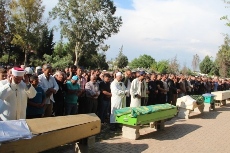 Hatay'da kamyon faciasında hayatını kaybeden 7 kişi, yan yana defnedildi