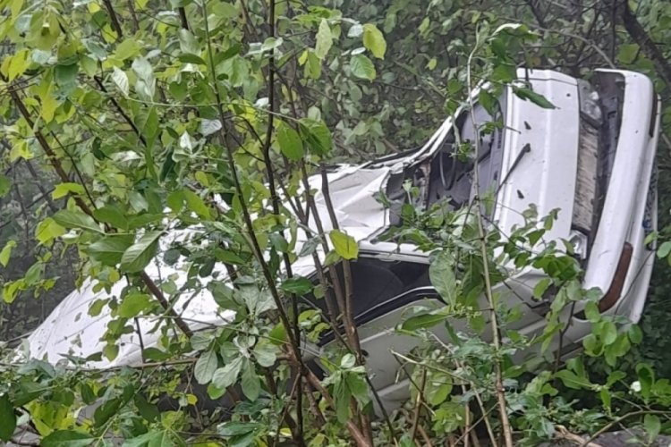 Rize'de u&ccedil;uruma yuvarlanan aracın s&uuml;r&uuml;c&uuml;s&uuml; yaralandı
