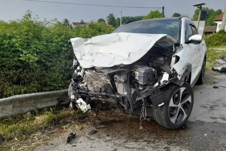 Sakarya D-100'de cip ile otomobil &ccedil;arpıştı: 1 &ouml;l&uuml;, 2 yaral