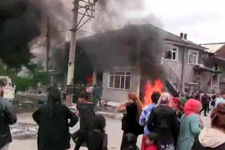 Sakarya'da namaz sonrası 2 ev ateşe verildi