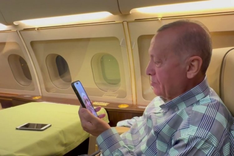 Erdoğan metronun merdivenlerini y&uuml;r&uuml;yerek &ccedil;ıkan H&uuml;seyin Bayraktar'la telefonda g&ouml;r&uuml;şt&uuml;