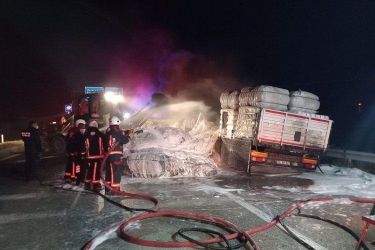 Malatya'da seyir halindeki kamyon yanarak k&uuml;le d&ouml;nd&uuml;