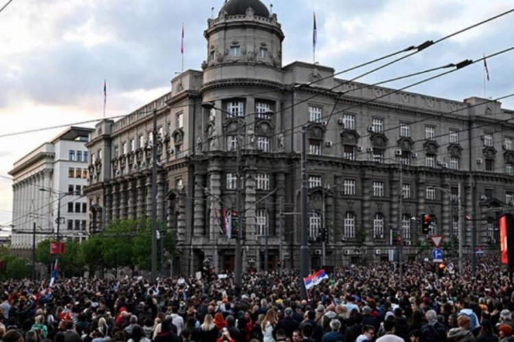 Sırbistan'da 17 kişinin &ouml;ld&uuml;ğ&uuml; iki saldırının ardından protesto y&uuml;r&uuml;y&uuml;ş&uuml;