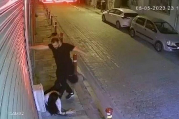 İzmir'de kadına şiddet! Sokak ortasında &ouml;ld&uuml;resiye d&ouml;vd&uuml;