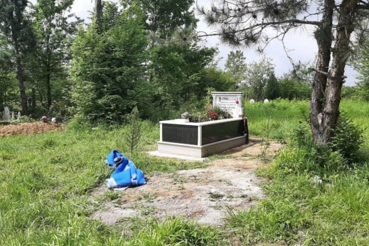 Evinin &ouml;n&uuml;nde kadın cesedi bulunmuştu! Emekli polis memuru oğlunun mezarı başında &ouml;l&uuml; bulundu