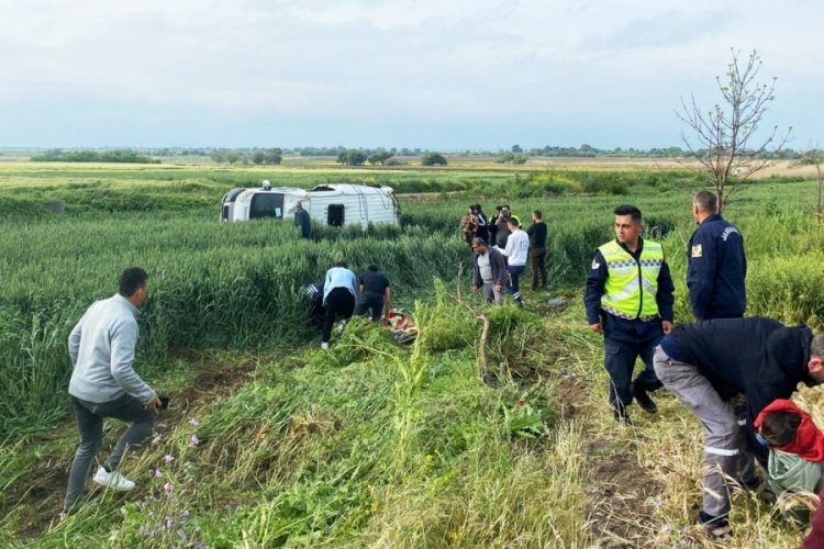 Bursa'da servis minib&uuml;s&uuml; takla attı: 8 yaralı
