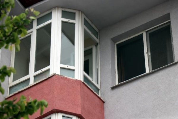 Edirne'de acı olay! 1 &ccedil;ocuk annesi kadın cam silerken d&uuml;ş&uuml;p &ouml;ld&uuml;