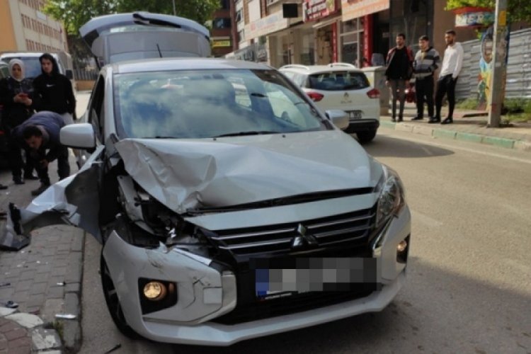 Bursa'da duran arabaya arkadan &ccedil;arptı