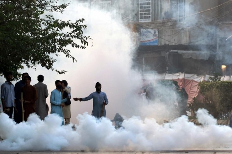 Pakistan'da sokaklar savaş alanına d&ouml;nd&uuml;