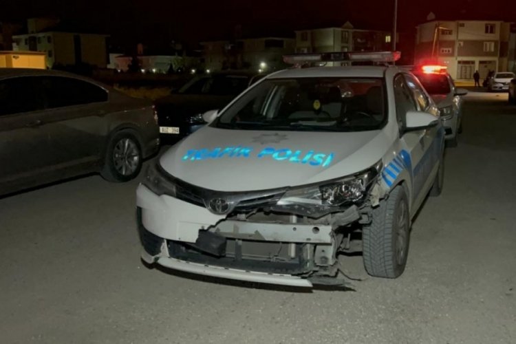 Bursa'da ka&ccedil;arken polis otosuna &ccedil;arpan alkoll&uuml; s&uuml;r&uuml;c&uuml; il&ccedil;eyi karıştırdı