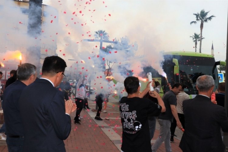 T&uuml;rkiye &uuml;&ccedil;&uuml;nc&uuml;s&uuml; olan Nazilli Belediyespor U17 Takımı'na coşkulu karşılama