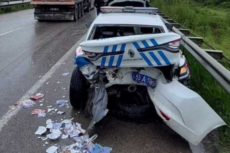 Samsun'da kazaya giden polis aracına &ccedil;arptı: 3 yaralı