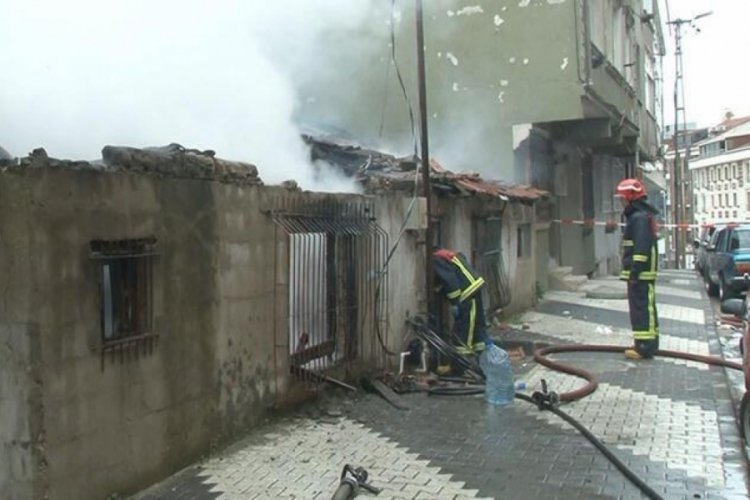 İstanbul'da gecekondu alev alev yandı!