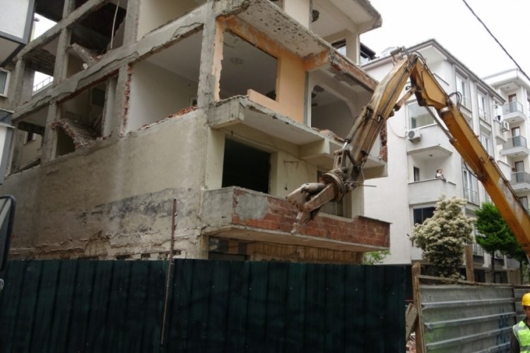 Deprem sonrası İstanbul &Uuml;mraniye'de ilk kentsel d&ouml;n&uuml;ş&uuml;m yıkımı başladı