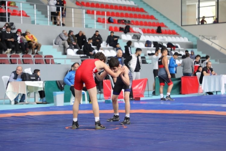 Marmara B&ouml;lgesi okul sporları g&uuml;reş m&uuml;sabakaları Akyazı'da sona erdi