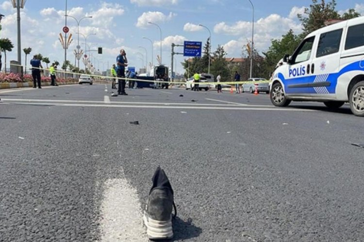 Şanlıurfa'da araba &ccedil;arptı anne &ouml;ld&uuml;, 7 yaşındaki oğlu yaralandı