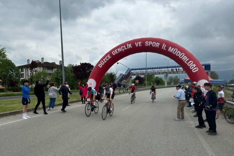 D&uuml;zce'de pedallar madalya i&ccedil;in d&ouml;nd&uuml;